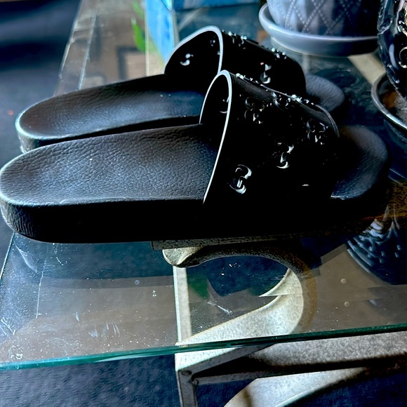 Size 8 Authentic Gucci Slippers gently used. - Picture 2 of 4